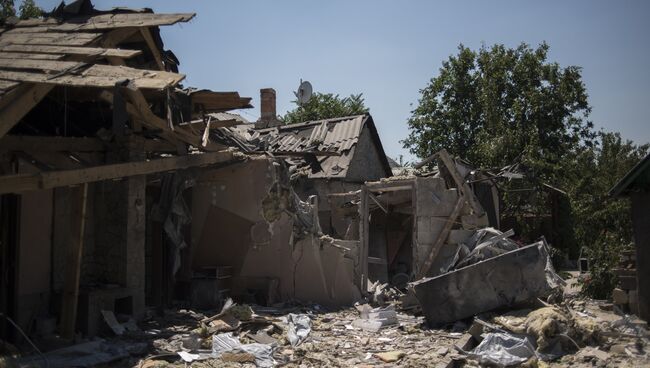 Разрушенный дом после ночного обстрела в районе Донецкой области. Архивное фото
