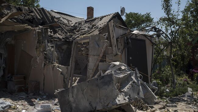 Разрушенный дом после ночного обстрела в Петровском районе Донецкой области