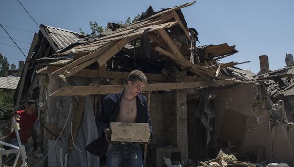 Разрушенный дом после ночного обстрела в Донецкой области. Архивное фото