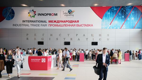 Посетители на Международной выставке Иннопром в Екатеринбурге. Архивное фото