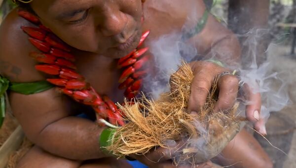 Полинезиец учит добывать огонь