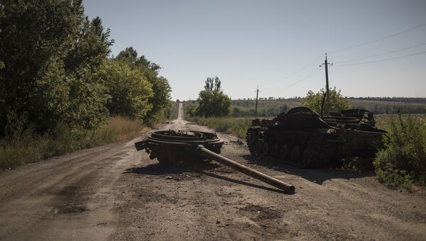 Сгоревшая военная техника в поселке Коминтерново Донецкой области. 13 июля 2016