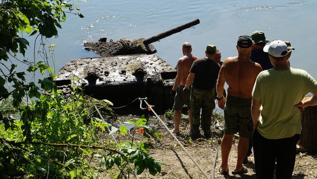 Операция по подъему танка Т-34 времен ВОВ со дна Дона в Воронежской области