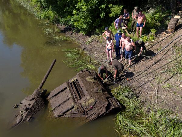 Операция по подъему танка Т-34 времен ВОВ со дна Дона в Воронежской области