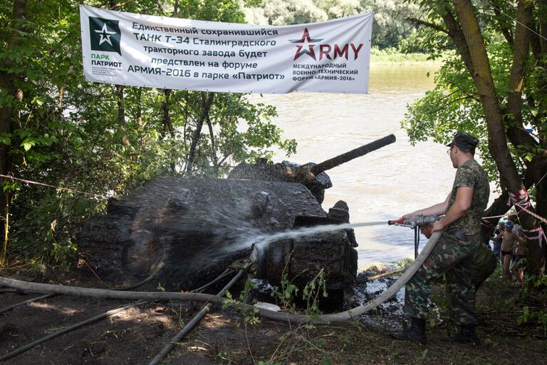 Операция по подъему танка Т-34 времен ВОВ со дна Дона в Воронежской области