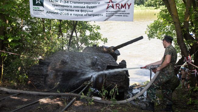 Операция по подъему танка Т-34 времен ВОВ со дна Дона в Воронежской области