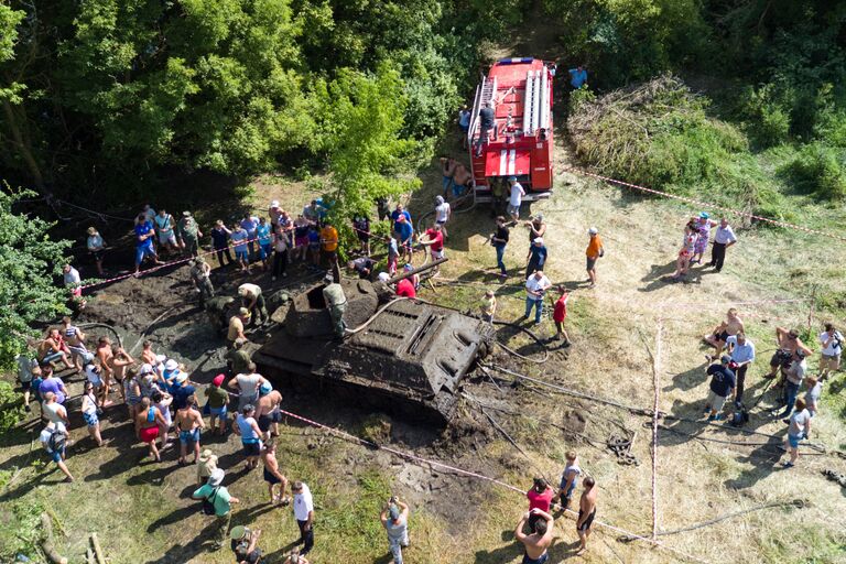 Операция по подъему танка Т-34 времен ВОВ со дна Дона в Воронежской области