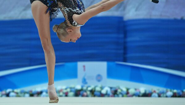 Яна Кудрявцева (Россия) выполняет упражнения с булавами в индивидуальном многоборье на этапе Кубка мира по художественной гимнастике в Казани
