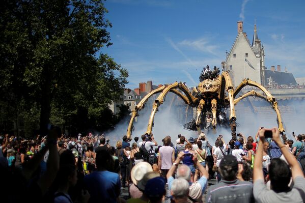 13-метровый робот-паук прошел по улицам французского Нанта