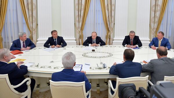 Президент РФ Владимир Путин во время встречи в Кремле с руководителями фракций Государственной Думы РФ