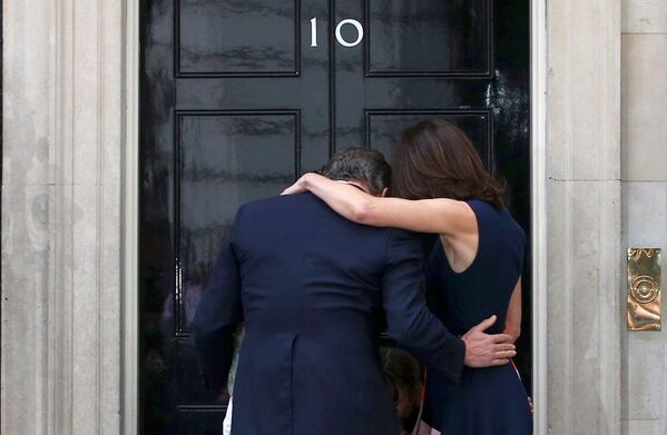 Дэвид Кэмерон с женой Самантой в свой последний день в должности премьер-министра Великобритании, 13 июля 2016