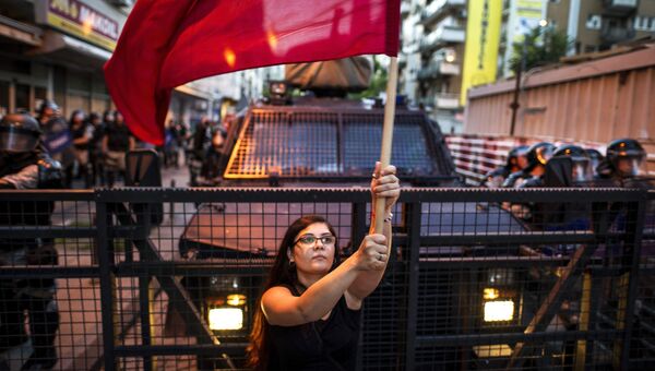 Женщина машет красным флагом во время антиправительственной акции в Скопье. Архивное фото