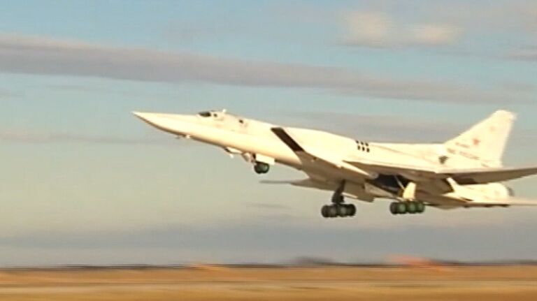 Российские Ту-22М3 нанесли авиаудары по позициям ИГ в Сирии. Кадры операции