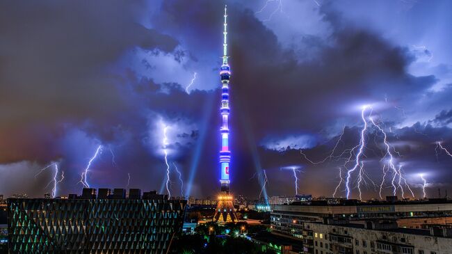 Молния над Останкинской телебашней в Москве. Архивное фото
