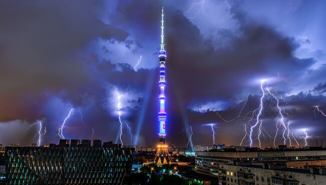 Молния над Останкинской телебашней в Москве