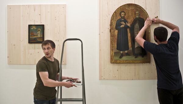 Подготовка выставки Русские святые. Коллекция Феликса Комарова. 300 икон