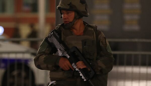 Солдат на месте нападения на толпу в Ницце. Архивнео фото