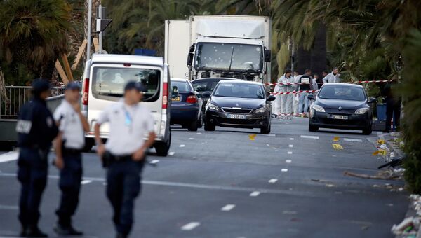 Полиция у грузовика, который совершил теракт в Ницце 14 июля 2016