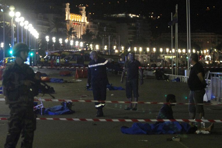 Полиция, скорая помощь и спасатели на месте теракта в Ницце