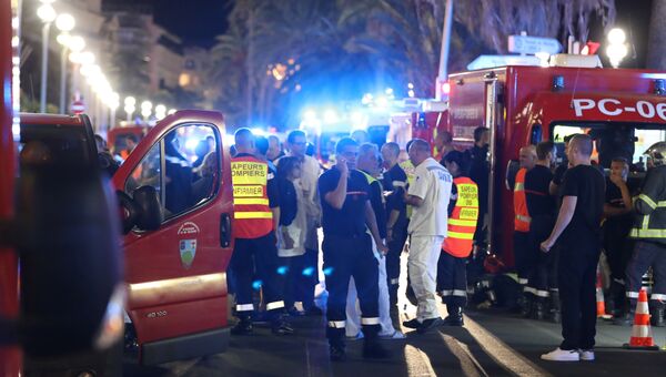 Полиция, скорая помощь и спасатели на месте теракта в Ницце. Архивное фото