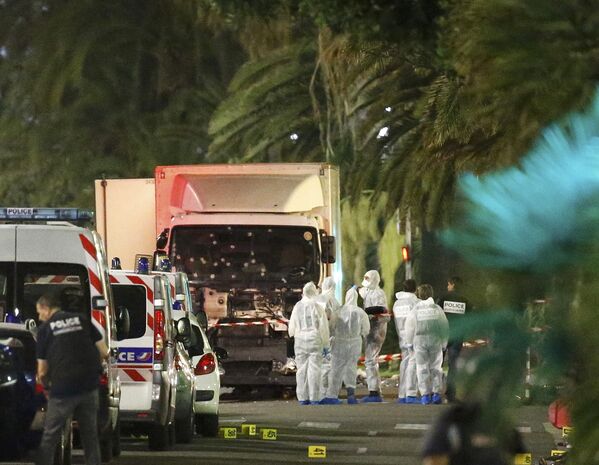 Полиция у грузовика, который совершил теракт в Ницце