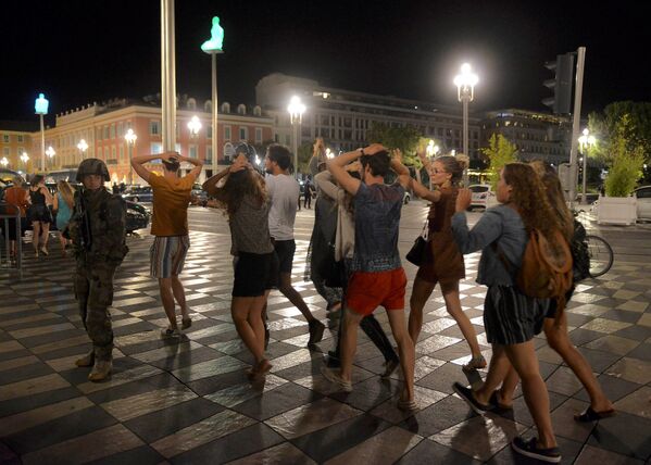 Полиция, скорая помощь и спасатели на месте теракта в Ницце