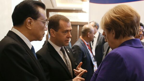 Дмитрий Медведев и премьер Госсовета КНР Ли Кэцян на саммите АСЕМ в Монголии
