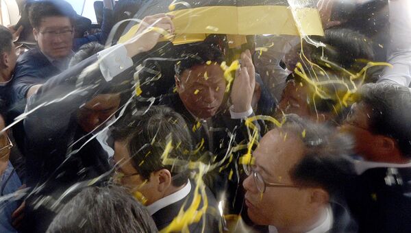 Жители южнокорейского уезда Сонджу закидали премьер-министра страны Хван Гё Ана яйцами. 15 июля 2016