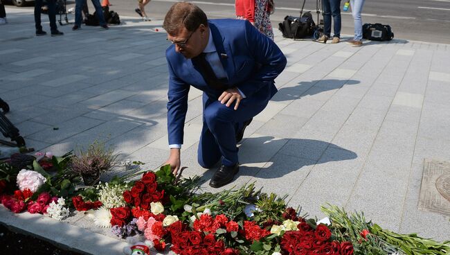 Константин Косачев во время возложения цветов у посольства Франции в Москве