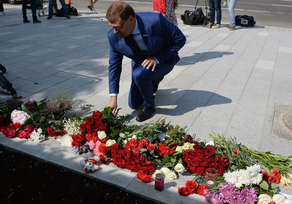 Константин Косачев во время возложения цветов у посольства Франции в Москве