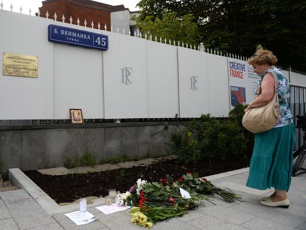 Цветы и свечи у посольства Франции в Москве в память о погибших в результате террористических акта в Ницце