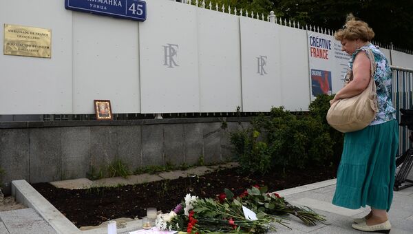 Цветы и свечи у посольства Франции в Москве в память о погибших в результате террористических акта в Ницце