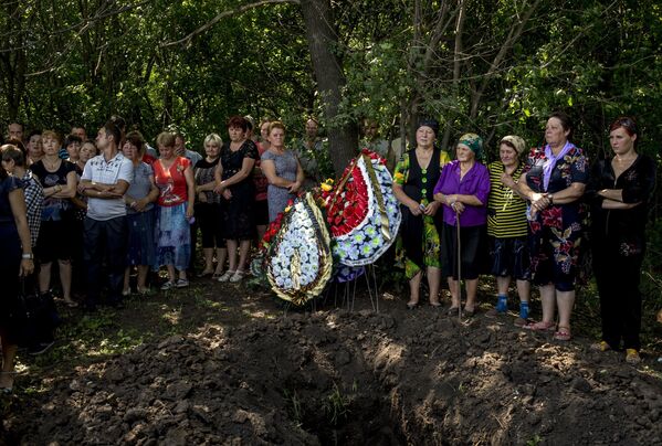 Похороны погибшего ополченца в деревне Чернухино Луганской области. 2014 год