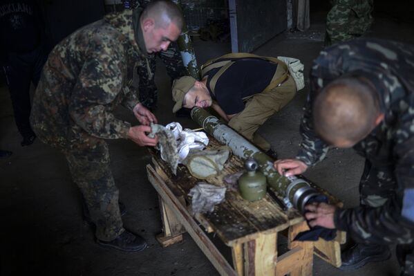 Бойцы батальона Призрак народного ополчения Луганска чистят ствол минометного орудия в расположении батальона в Лисичанске