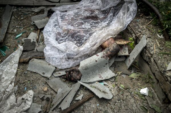 Тело местного жителя в станице Луганская, подвергшейся авиационному удару вооруженных сил Украины. 2014 год