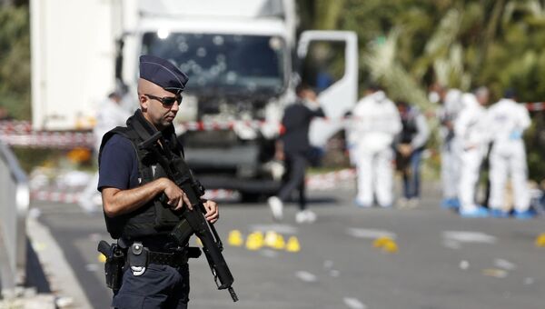 Французский полицейский на месте теракта в Ницце