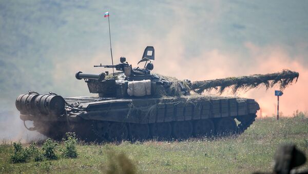 Танк Т-80 во время тактических учений на высокогорном полигоне Алагяз российской военной базы Южного военного округа. Архивное фото