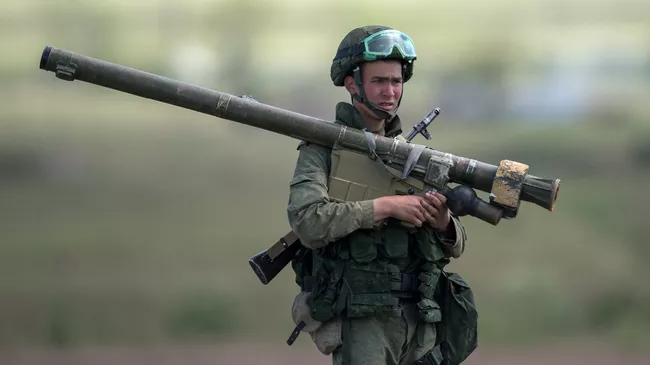 Военнослужащий с РПГ во время тактических учений на высокогорном полигоне Алагяз российской военной базы Южного военного округа, дислоцирующейся в Армении. Архивное фото