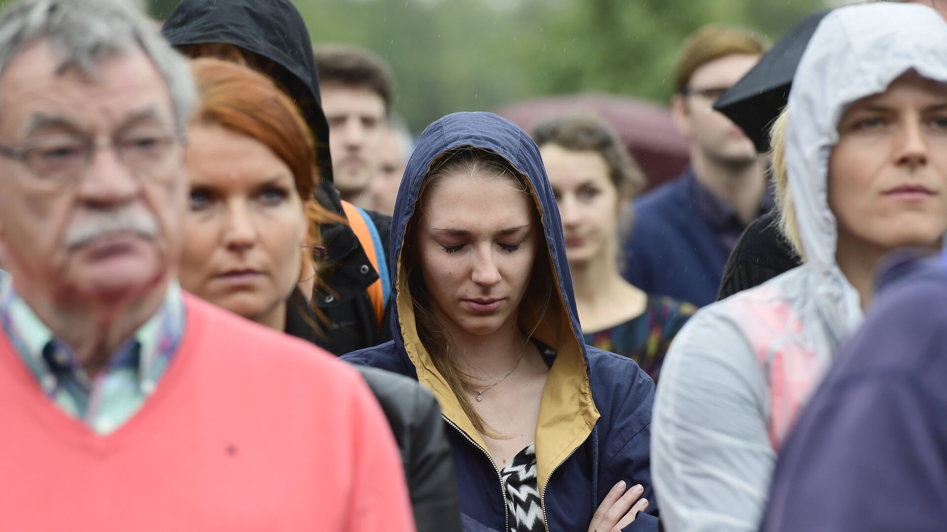 Люди почитают память жертв терракта в Ницце минутой молчания перед посольством Франции в Берлине. 15 июля 2016 года - РИА Новости, 1920, 11.07.2021