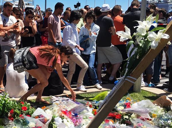 Горожане возлагают цветы на Английской набережной в Ницце в память о погибших в результате террористического акта в Ницце