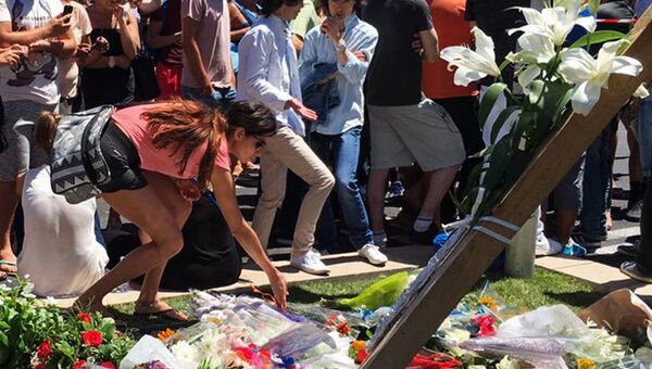 Горожане возлагают цветы на Английской набережной в Ницце в память о погибших в результате террористического акта в Ницце. Архивное фото