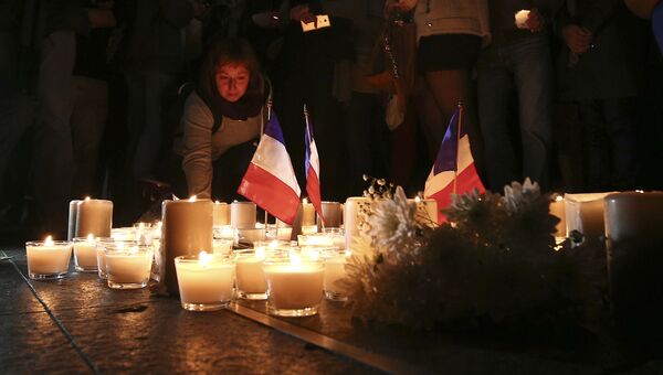 Цветы и свечи в память жертв теракта в Ницце. Архивное фото