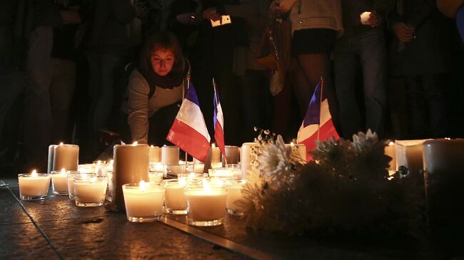 Цветы и свечи в память жертв теракта в Ницце