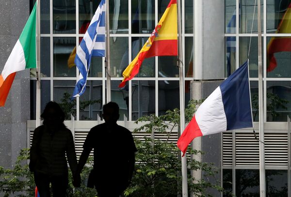 Приспущенный французский флаг перед зданием Парламента ЕС в Брюсселе