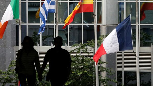 Приспущенный французский флаг перед зданием Парламента ЕС в Брюсселе. Архивное фото