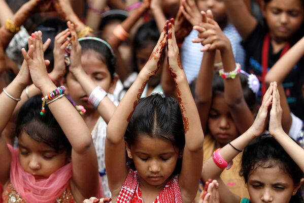 Дети молятся о жертвах теракта в Ницце в школе Ахмадабада, Индия