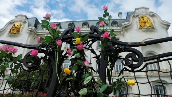 Цветы возле французского посольства в Вене, Австрия