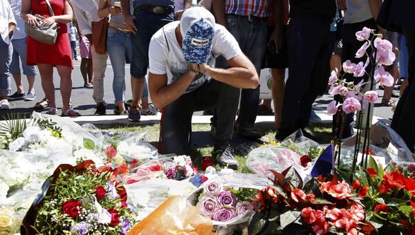 Люди скорбят о жертвах теракта в Ницце, Франция