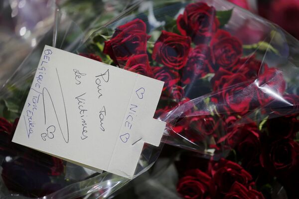 Цветы в память о жертвах теракта в Ницце, Франция