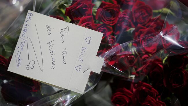 Цветы в память о жертвах теракта в Ницце, Франция